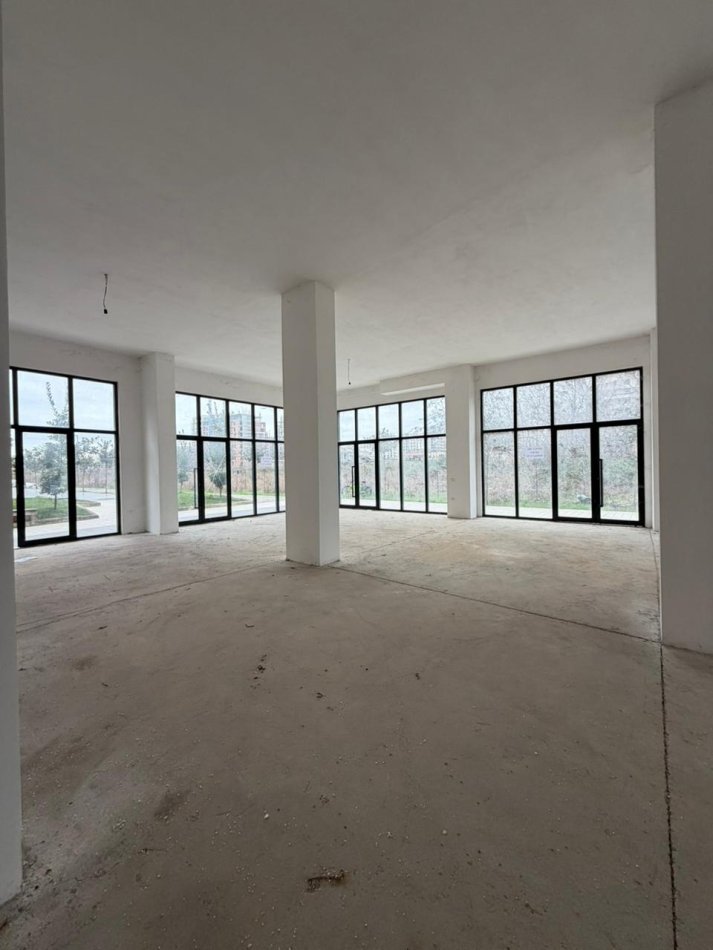 Tirane, jepet me qera ambjent biznesi Kati 0, 300 m² 4.000 € (Unaza e Re)