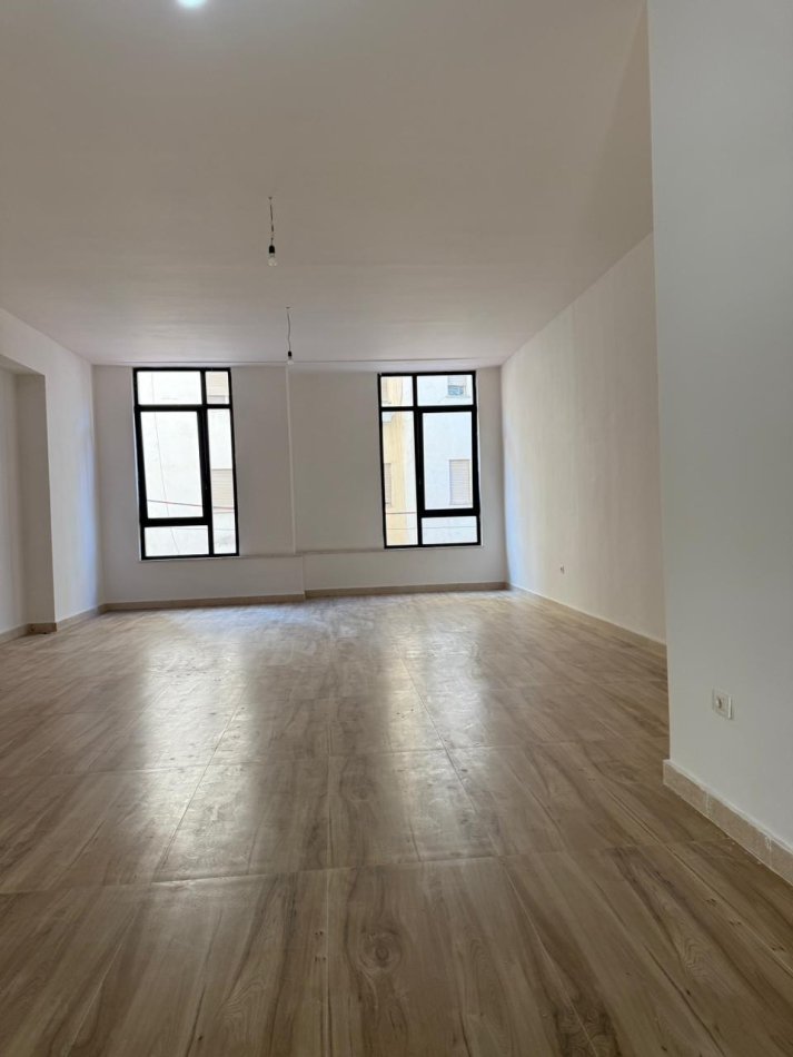 Tirane, jepet me qera ambjent biznesi Kati 1, 82 m² 1.640 € (Mine Peza)