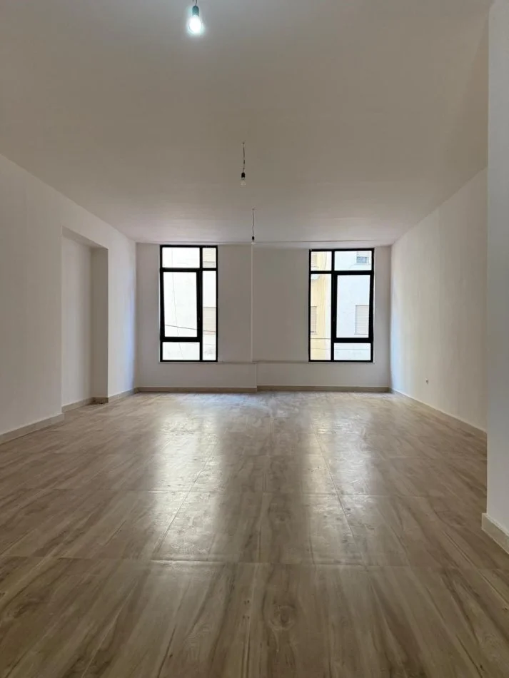 Tirane, jepet me qera ambjent biznesi Kati 1, 82 m² 1.640 € (Mine Peza)