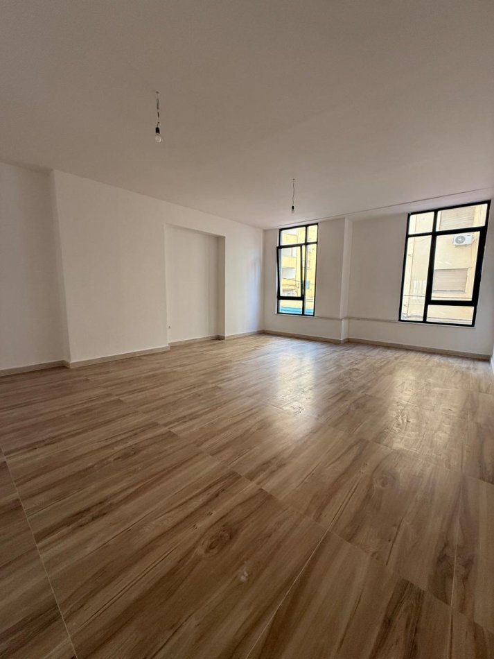 Tirane, jepet me qera ambjent biznesi Kati 1, 82 m² 1.640 € (Mine Peza)