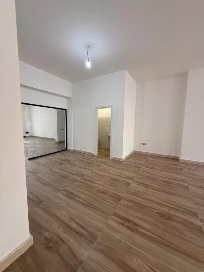 Tirane, jepet me qera ambjent biznesi Kati 1, 82 m² 1.640 € (Mine Peza)