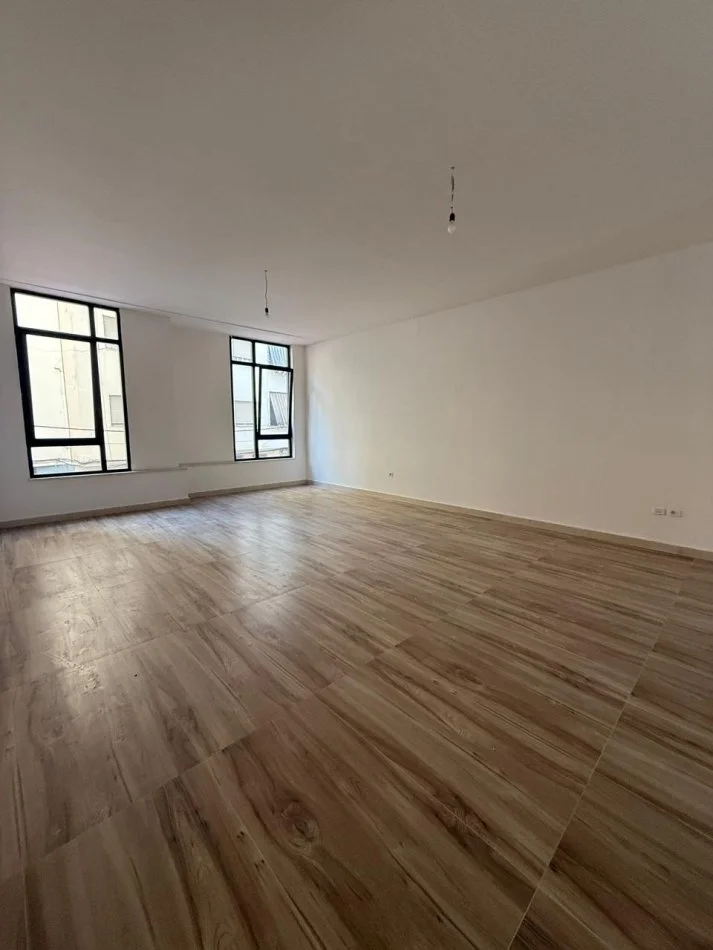 Tirane, jepet me qera ambjent biznesi Kati 1, 82 m² 1.640 € (Mine Peza)