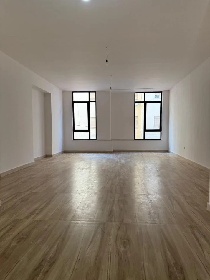 Tirane, jepet me qera ambjent biznesi Kati 1, 82 m² 1.640 € (Mine Peza)