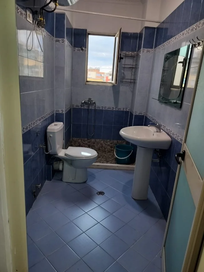 Tirane, jepet me qera apartament 1+1 , 64 m² 300 € (Fresku)