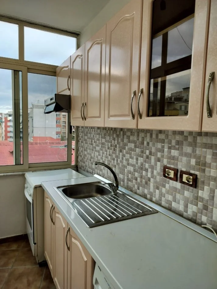 Tirane, jepet me qera apartament 1+1 , 64 m² 300 € (Fresku)