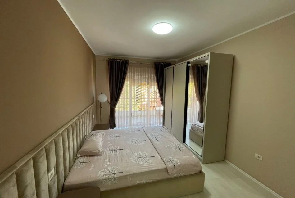 Tirane, jepet me qera apartament 3+1+Ballkon Kati 4, 187 m² 1.400 € (Liqeni i Thate)