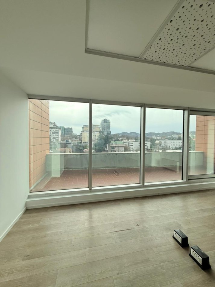 Tirane, jepet me qera ambjent biznesi Kati 6, 305 m² 9.150 € (ETC)