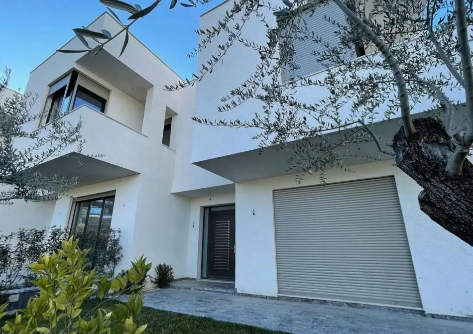 Tirane, shitet Vile 2 Katshe 227 m² 330.000 € (Selite)
