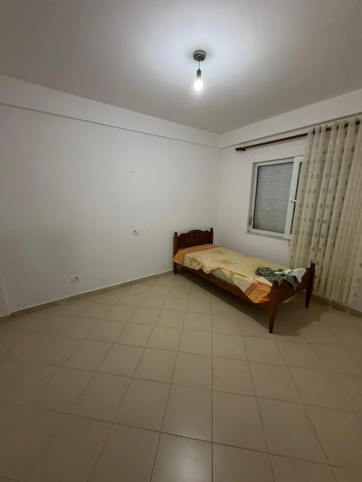 Durres, jepet me qera apartament 2+1 Kati 3, 100 m² 350 € (Pallati Sportit)