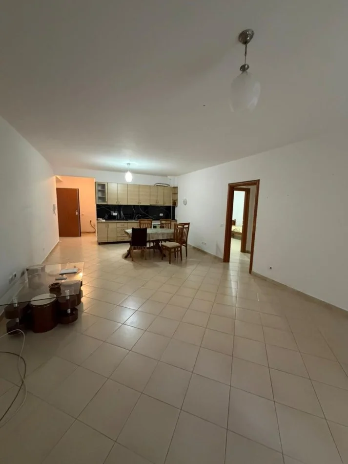 Durres, jepet me qera apartament 2+1 Kati 3, 100 m² 350 € (Pallati Sportit)