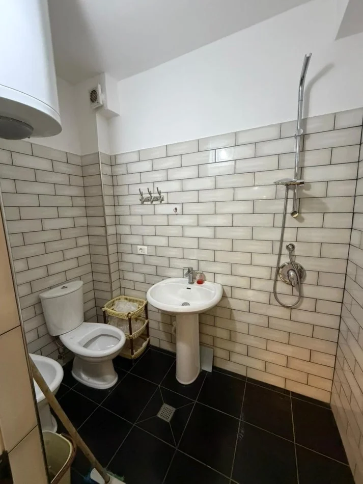 Durres, jepet me qera apartament 2+1 Kati 3, 100 m² 350 € (Pallati Sportit)