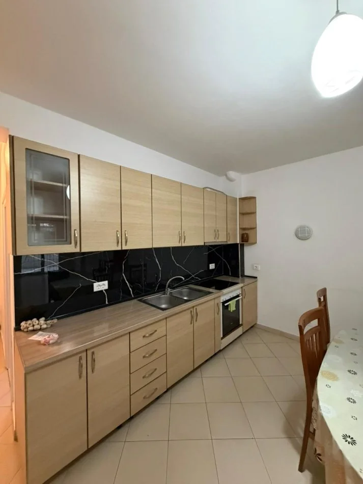Durres, jepet me qera apartament 2+1 Kati 3, 100 m² 350 € (Pallati Sportit)