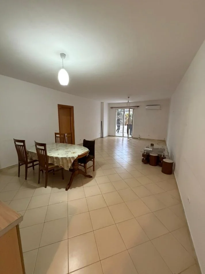 Durres, jepet me qera apartament 2+1 Kati 3, 100 m² 350 € (Pallati Sportit)