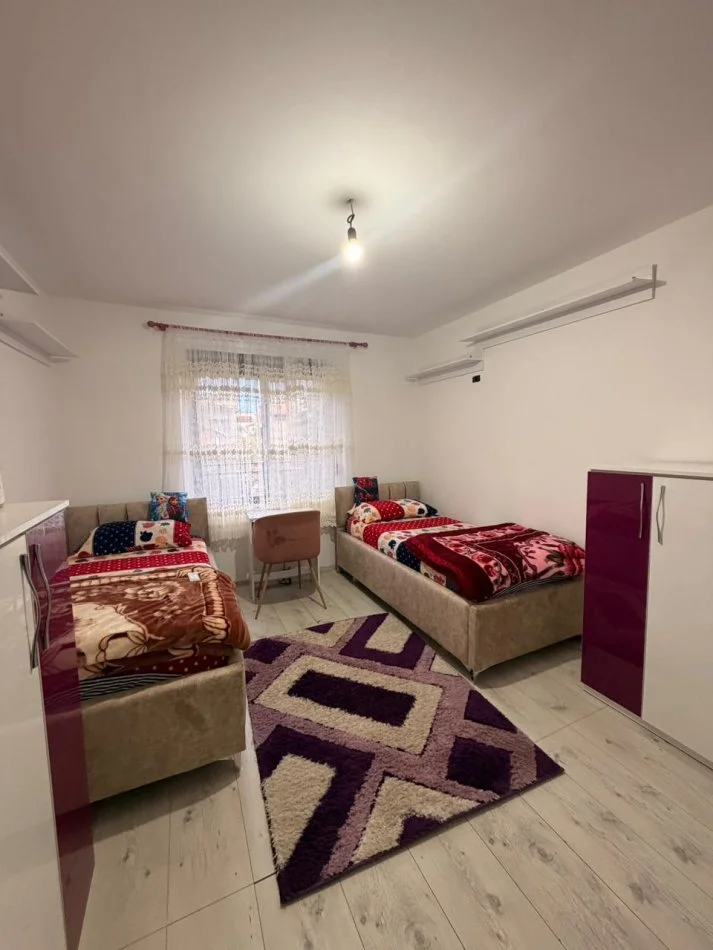 Durres, jepet me qera apartament 2+1 Kati 3, 80 m² 500 € (Pallati Sportit)