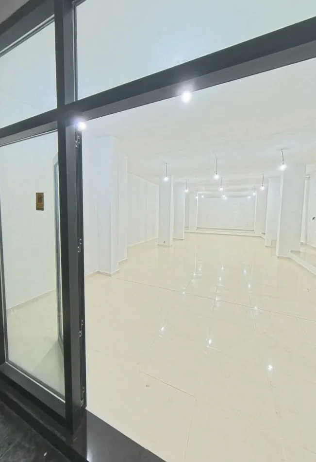 Tirane, jepet me qera ambjent biznesi Kati 0, 130 m² 900 € (5 maji)