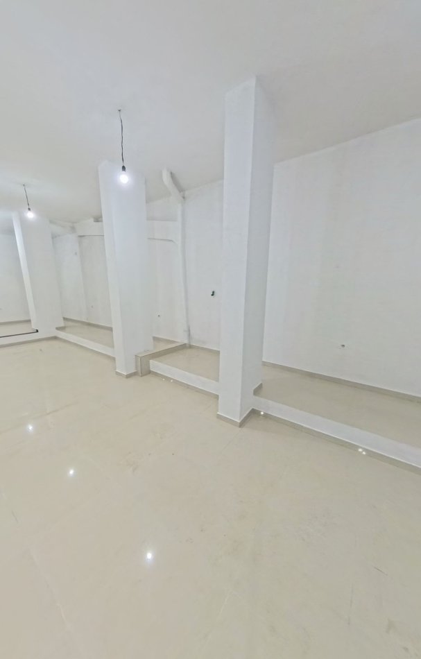 Tirane, jepet me qera ambjent biznesi Kati 0, 130 m² 900 € (5 maji)