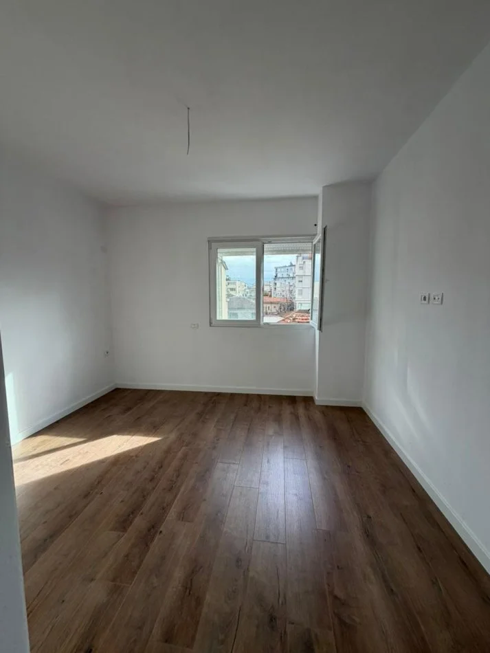 Tirane, shitet apartament 3+1+Ballkon Kati 3, 136 m² 338.800 € (Pazari i Ri)