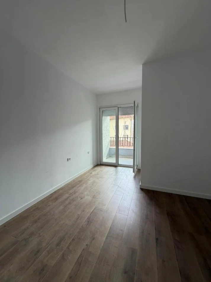 Tirane, shitet apartament 3+1+Ballkon Kati 3, 136 m² 338.800 € (Pazari i Ri)