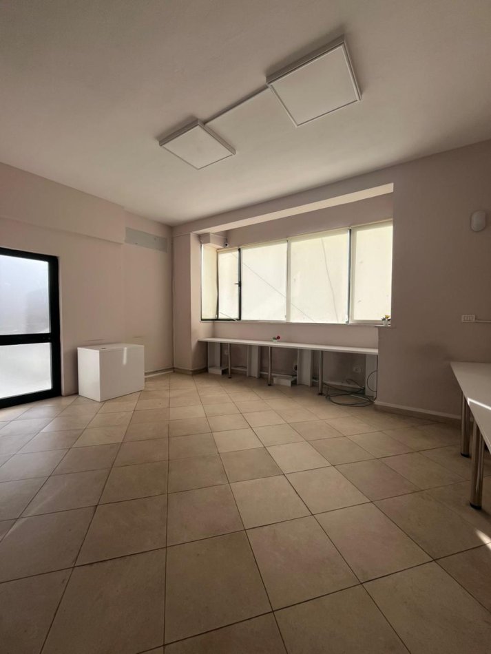 Tirane, jepet me qera ambjent biznesi Kati 1, 103 m² 1.100 € 