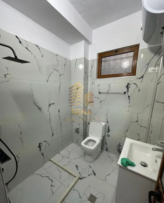 Tirane, jepet me qera apartament 1+1+Ballkon Kati 1, 50 m² 400 € (Ali Demi)