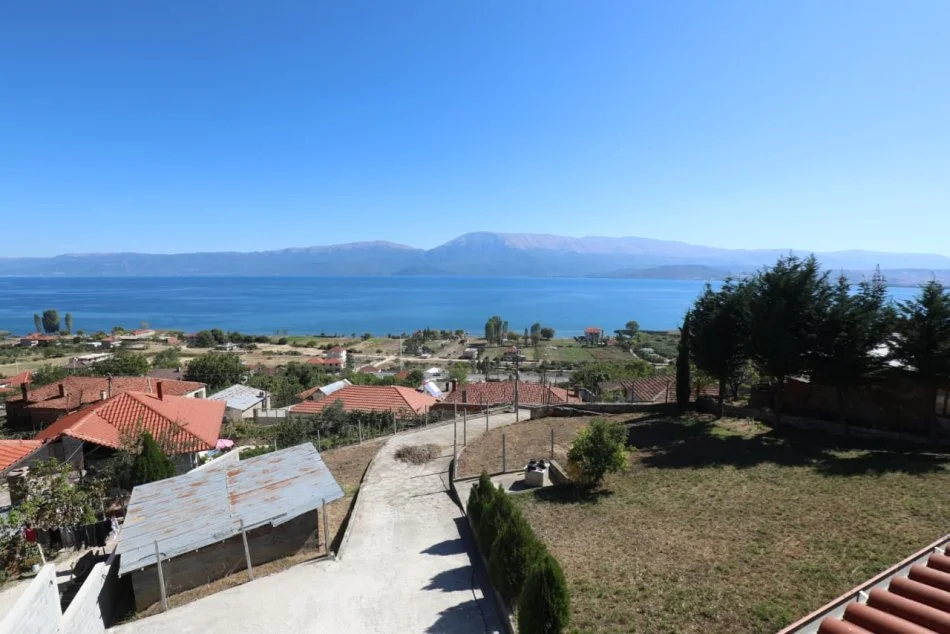 📣 Shitet Vilë 2-Katëshe – 3 km në hyrje të Pogradecit, pranë Liqenit