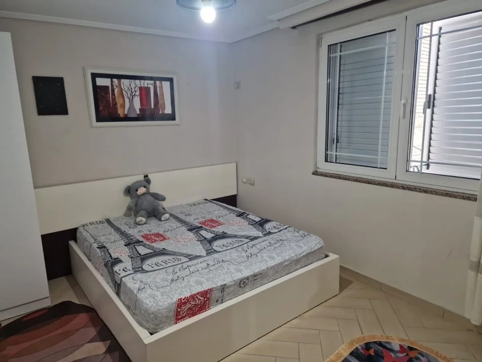 Jepet me Qera Apartament 2+1 i mobiluar tek Zogu i Zi,  600 €URO