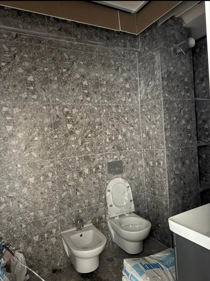 🏢 Zyrë me Qira + Post Parkimi – Urban Gate, Astir