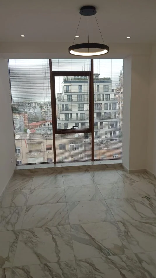 Tirane, shitet apartament 1+1 , 234.000 € (Prane Kisha Katolike)