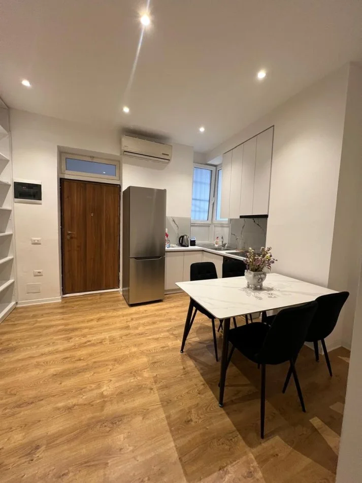 Me Qera : Garsoniere📍Rruga e Barrikadave (Gjimnazi Sami Frasheri) - 55,000 Lek - S.50m² - Kt.1 || 100% e Re✨