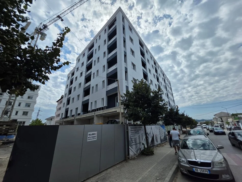 Tirane, shitet apartament 1+1 Kati 4, 82 m² 73.800 € (Kamez)