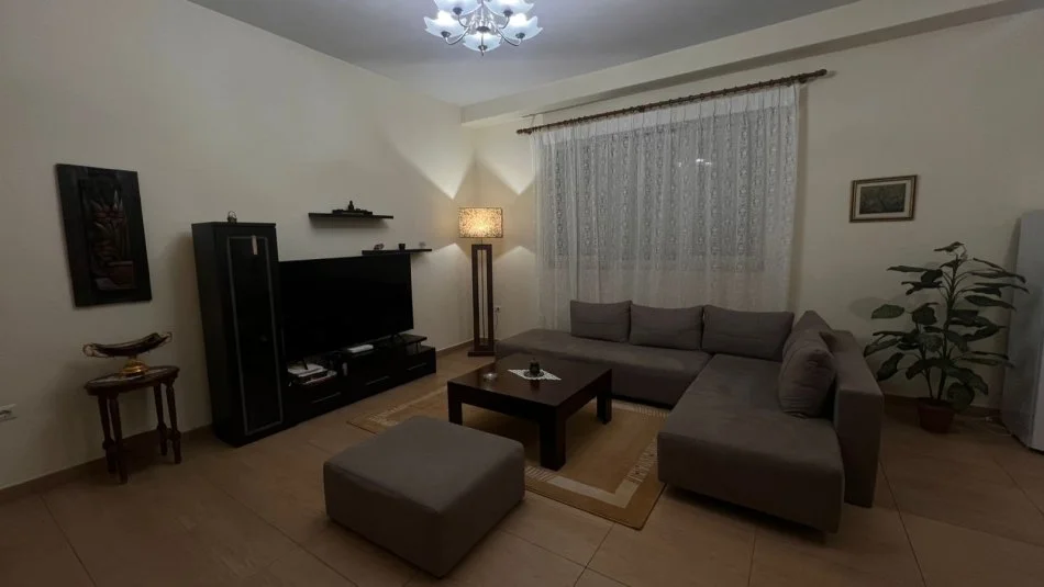 Tirane, jepet me qera apartament 2+1 Kati 3, 110 m² 900 € (Qender)