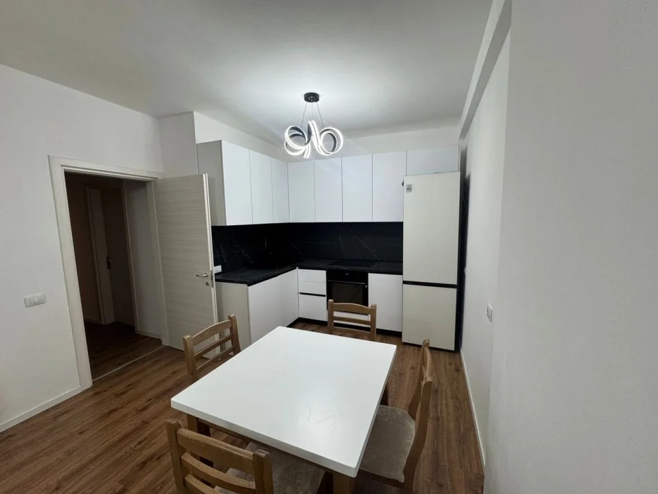 Tirane, jepet me qera apartament 1+1 Kati 3, 70 m² 650 € (Laprake)