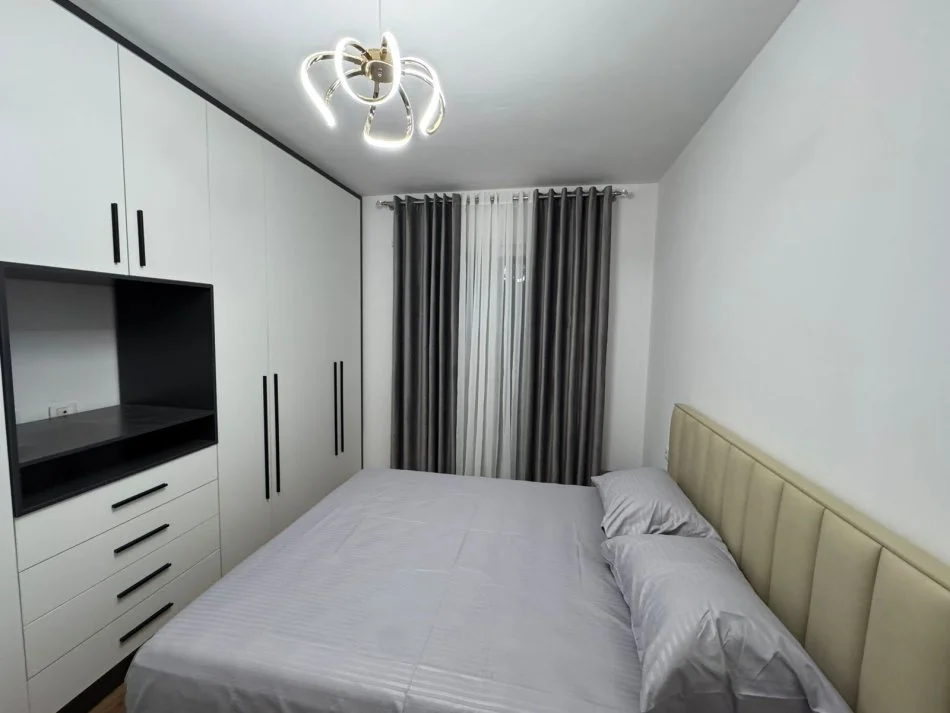 Tirane, jepet me qera apartament 1+1 Kati 3, 70 m² 650 € (Laprake)