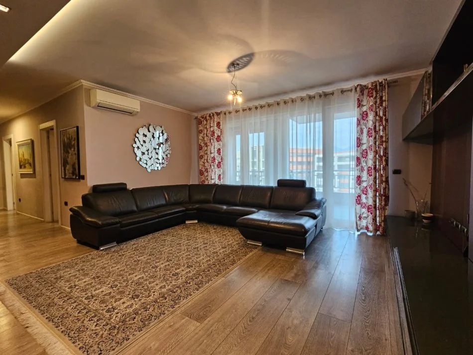 Tirane, shitet apartament 3+1+Aneks+Ballkon Kati 8, 140 m² 299.900 €