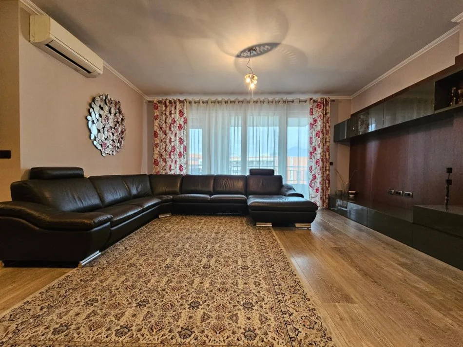 Tirane, shitet apartament 3+1+Aneks+Ballkon Kati 8, 140 m² 299.900 €