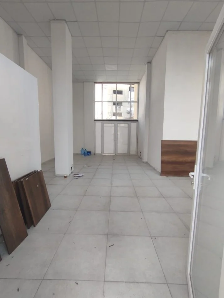 Tirane, jepet me qera dyqan Kati 0, 74 m² 1.500 € (OXHAKU)
