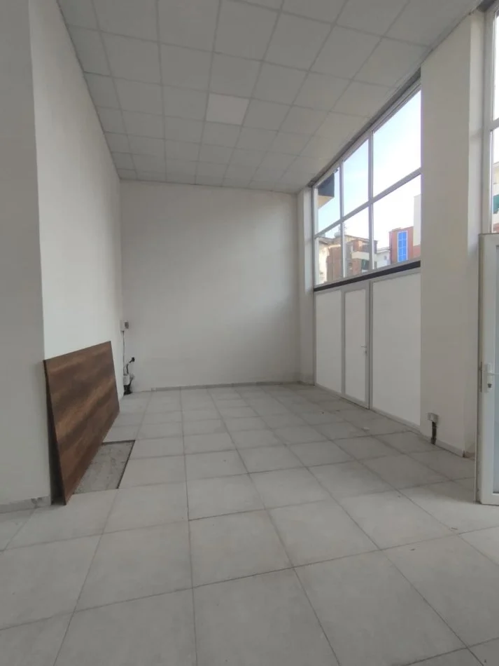 Tirane, shitet dyqan Kati 0, 74 m² 259.000 € (OXHAKU)