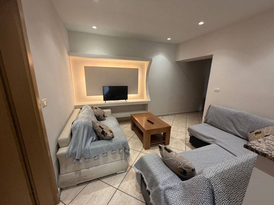 Tirane, jepet me qera apartament 1+1+Ballkon Kati 2, 70 m² 500 € 