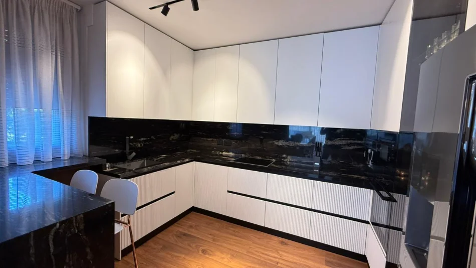 Tirane, jepet me qera apartament 3+1+Aneks+Ballkon Kati 0, 140 m² 4.500 € 