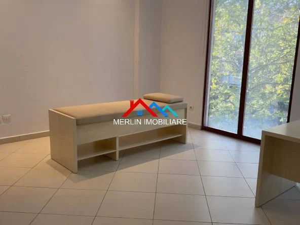 Tirane, jepet me qera ambjent biznesi Kati 1, 40 m² 490 € (RRUGA E DIBRES)