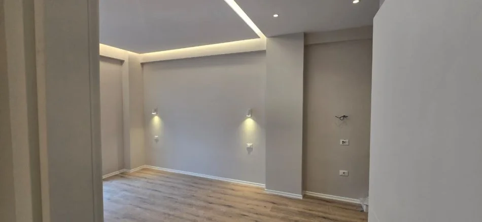 Tirane, jepet me qera zyre Kati 6, 100 m² 900 € (KOMUNA E PARISIT)