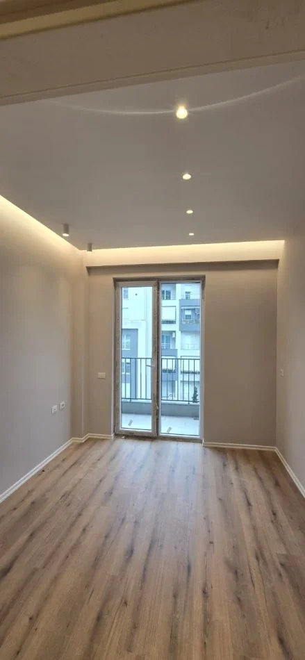 Tirane, jepet me qera zyre Kati 6, 100 m² 900 € (KOMUNA E PARISIT)