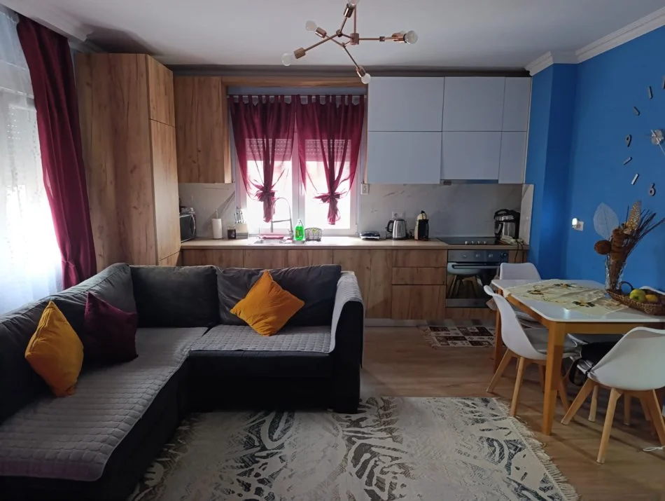 🏡 Shitet Apartament 1+1 – Rruga 5 Maji