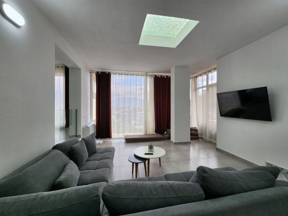 Tirane, jepet me qera Vile 4+1+Ballkon Kati 1, 300 m² 2.000 € (Kodra Diellit)