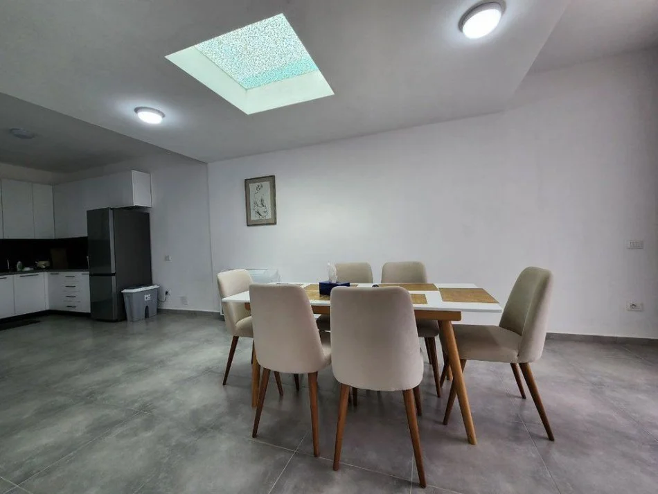 Tirane, jepet me qera Vile 4+1+Aneks+Ballkon Kati 0, 325 m² 2.000 € (Kodra e Diellit)