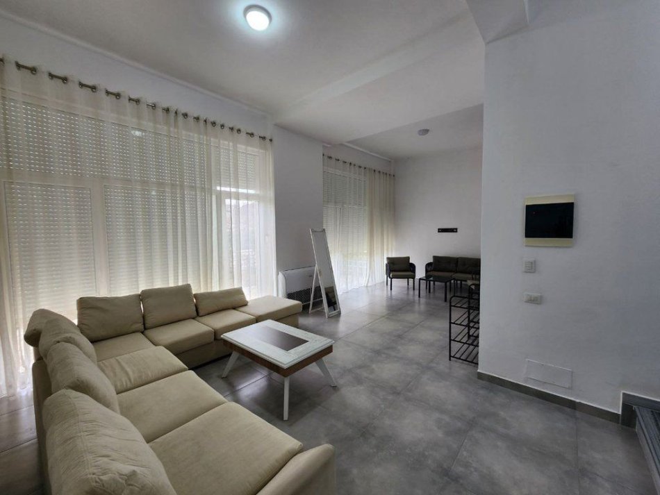 Tirane, jepet me qera Vile 4+1+Ballkon Kati 1, 300 m² 2.000 € (Kodra Diellit)