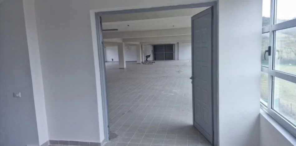 Tirane, jepet me qera magazine , 720 m² 2.200 € (KOMBINAT)