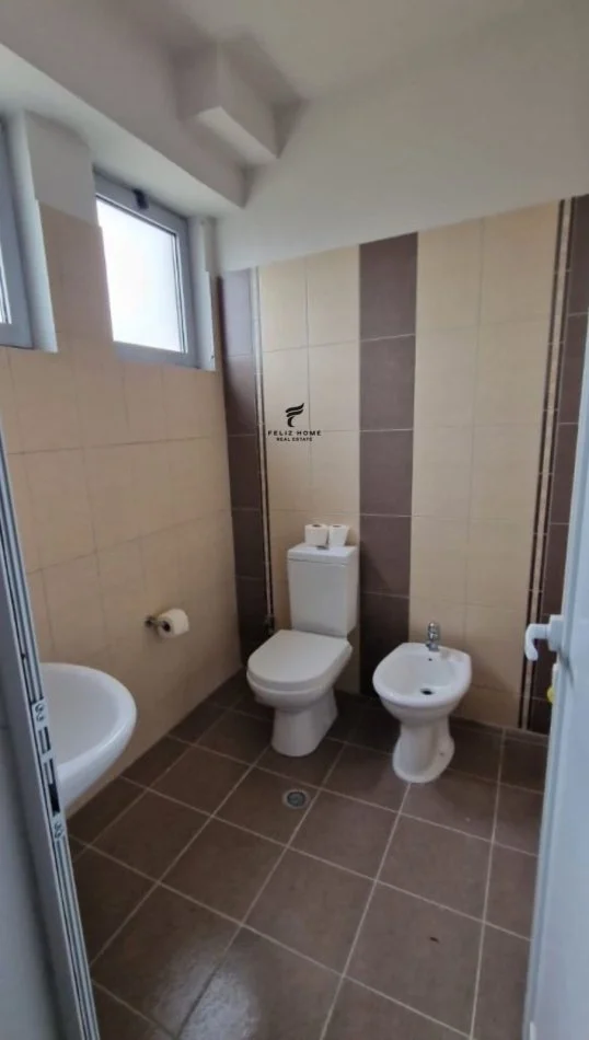 Tirane, jepet me qera magazine , 720 m² 2.200 € (KOMBINAT)