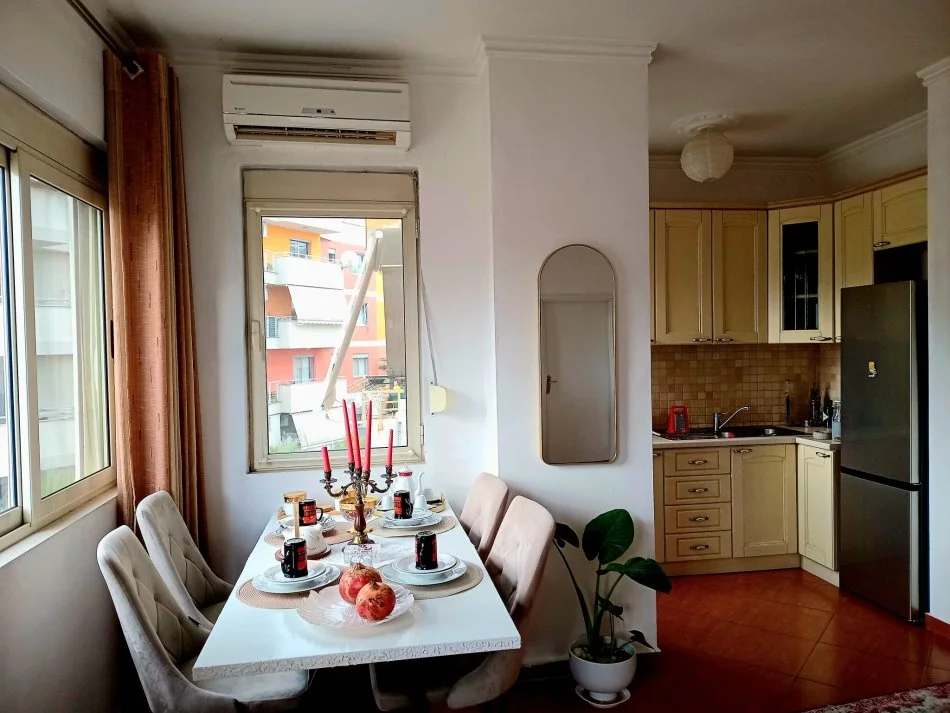 Tirane, jepet me qera apartament 1+1+Ballkon Kati 5, 65 m² 600 € (Liqeni i Thate)