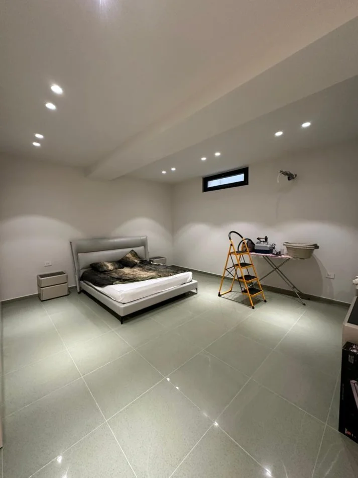 Tirane, shitet apartament 4+1+Ballkon , 225 m² (TEG)